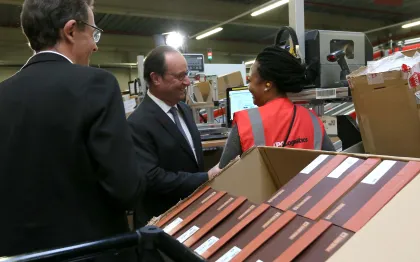 Le Président François Hollande inaugure l'entrepôt Sarenza à Réau