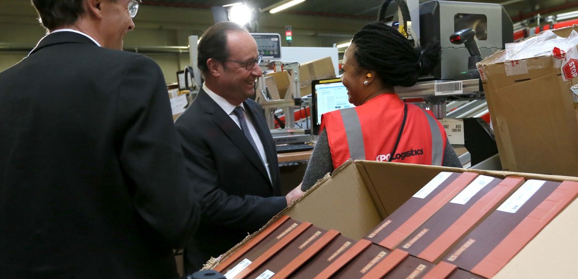 Le Président François Hollande inaugure l'entrepôt Sarenza à Réau